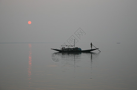 在印度最神圣的河流上 一个惊人的夕阳照耀着印度 西孟加拉Sundarbans的恒河三角洲 观光 运输图片