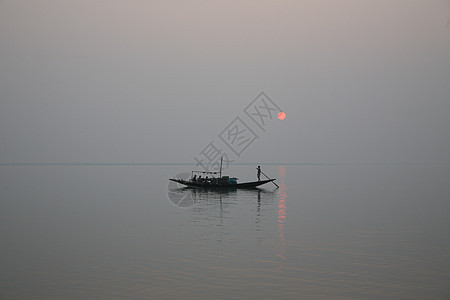 在印度最神圣的河流上 一个惊人的夕阳照耀着印度 西孟加拉Sundarbans的恒河三角洲 运输 血管图片