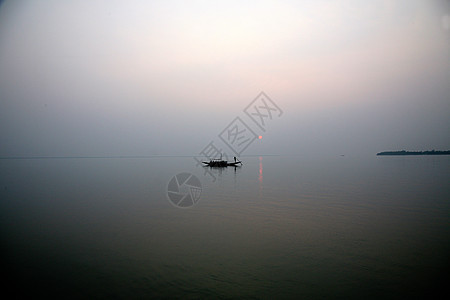 在印度最神圣的河流上 一个惊人的夕阳照耀着印度 西孟加拉Sundarbans的恒河三角洲 西孟加拉邦 水图片