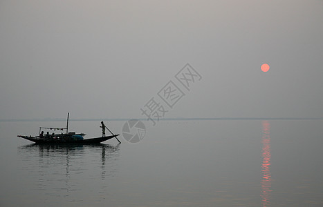 在印度最神圣的河流上 一个惊人的夕阳照耀着印度 西孟加拉Sundarbans的恒河三角洲 阴霾 水图片