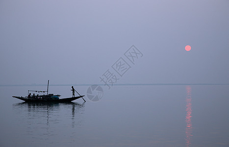 在印度最神圣的河流上 一个惊人的夕阳照耀着印度 西孟加拉Sundarbans的恒河三角洲 日落 阴霾图片