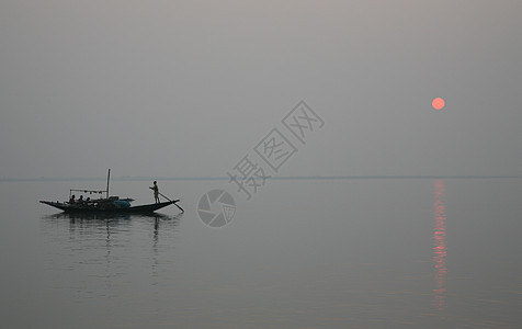 在印度最神圣的河流上 一个惊人的夕阳照耀着印度 西孟加拉Sundarbans的恒河三角洲 旅行图片