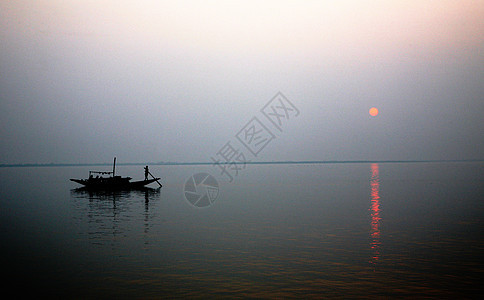 在印度最神圣的河流上 一个惊人的夕阳照耀着印度 西孟加拉Sundarbans的恒河三角洲 户外的 阴霾图片