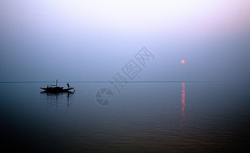 在印度最神圣的河流上 一个惊人的夕阳照耀着印度 西孟加拉Sundarbans的恒河三角洲 观光 兴趣图片