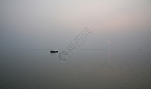 在印度最神圣的河流上 一个惊人的夕阳照耀着印度 西孟加拉Sundarbans的恒河三角洲 水 运输图片