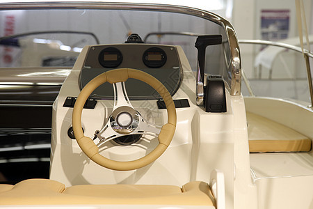 机动船驾驶舱的仪器面板和方向盘图片
