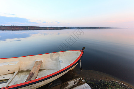 在湖边的船上 美丽的 地平线 海 和平 反射 运动 早晨图片