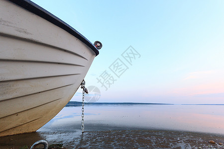 在湖边的船上 黄昏 天 场景 海洋 海岸 早晨 水图片