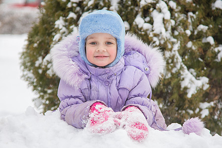 女孩躺在雪雪中微笑着笑图片