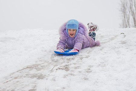 男生女生向前冲女孩在他肚子上滚下来 头部一雪滑雪背景