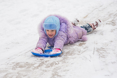 女孩在他肚子上滚动 头一雪滑雪图片