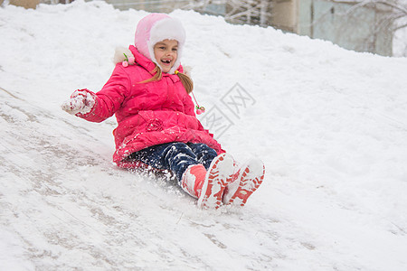 女孩从冰雪滑下滚下来图片