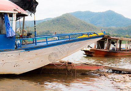 跨越湄公河的船只 锚 工艺 琅 地标 老挝 系泊图片