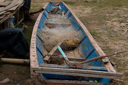 跨越湄公河的船只 支撑 山 游客 夏天 老挝 下午图片
