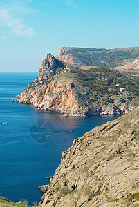 有岩石和塔的海景景观 植物 蓝色的 悬崖 金的 阳光图片