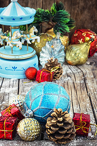 传承圣诞玩具用于节假日 复古的 假期 雪 球 旋转木马图片