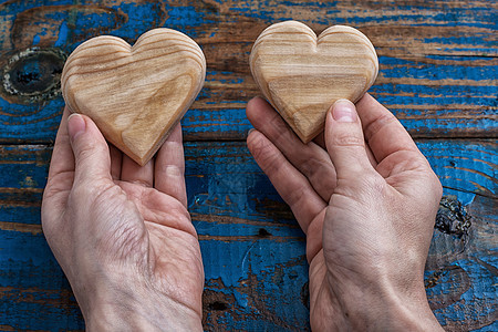两颗象征性木心 棕榈 桌子 周年纪念日 二月 情人节 明信片背景图片