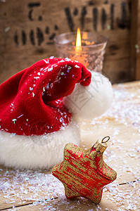 圣诞钟和蜡烛 圣诞节装饰 雪 帽子 持有者 玻璃烧杯 火背景图片