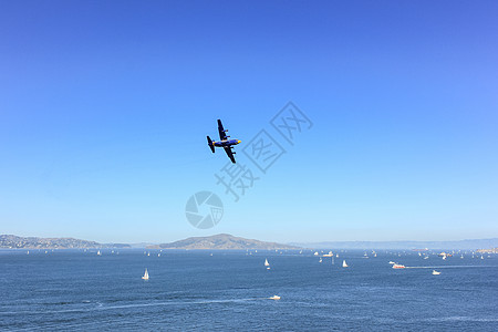 飞机在海面上空图片