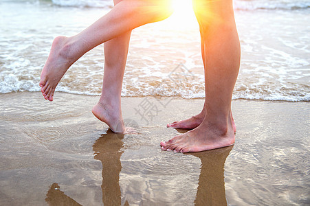 在沙滩沙滩上的年轻夫妇的双腿 美丽的 热带 水图片