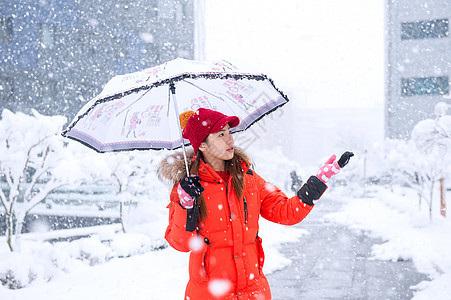 冬天带着雨伞的漂亮女孩上下雪 天气 蓝色的图片