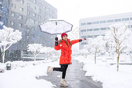 冬天带着雨伞的漂亮女孩上下雪 蓝色的 时尚 红色的图片