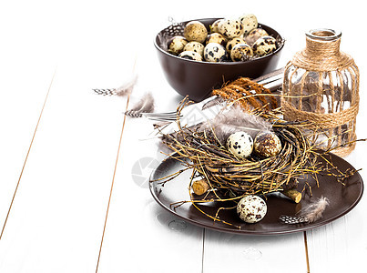 配有蛋的白木木底面的桌布装饰 春天 传统 庆典图片