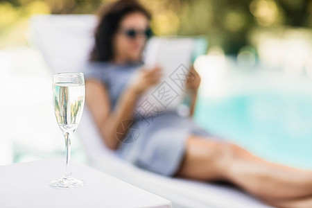 旁边桌的香槟笛声关闭 女性 饮料 空闲时间 放松高清图片