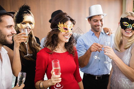 拿着香槟杯戴面罩的朋友们 乐趣 假期 香槟酒 空余时间图片