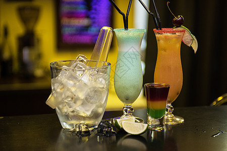 酒吧背景上的鸡尾酒 酒精 水果 伏特加酒 莫吉托 寒冷的 非酒精性图片
