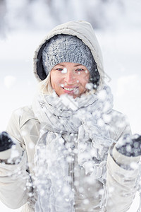 女孩在冬天玩雪 女士 快乐 快乐的 可爱的 女性 寒冷的 幸福图片