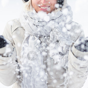 女孩在冬天玩雪 女性 幸福 脸 假期 帽 女士图片