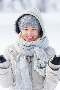 女孩在冬天玩雪 成人 快乐的 幸福 女士 美丽的 户外 帽子图片