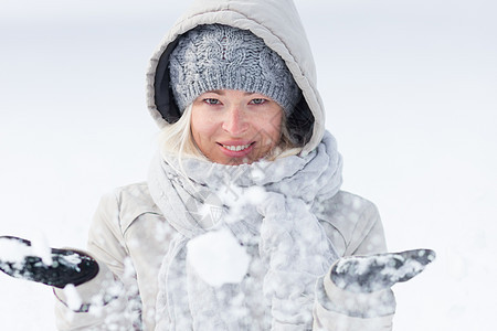 女孩在冬天玩雪 好玩的 滚雪球 女性 帽子 闲暇 帽背景图片