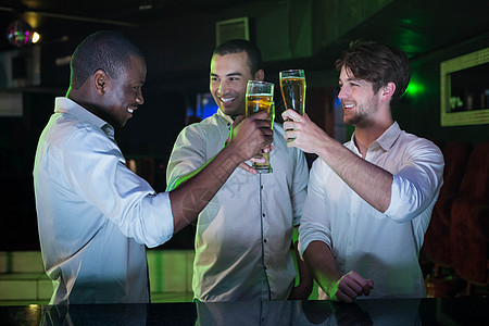 一群男人用啤酒杯敬酒 饮料 夜生活 夜店 酒精 男性图片