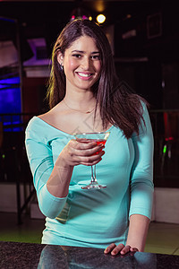 年轻女子在酒吧柜台喝鸡尾酒的肖像 快乐的 快乐图片