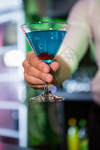 提供蓝色马提尼酒的酒保 夜生活 款待 娱乐 服务 餐厅图片