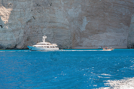 豪华游艇在Zakynthos岛悬崖之间图片