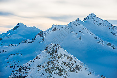 云中的蓝雪山 高山 运动 高加索 寒冷的 美丽的 冬天 季节图片