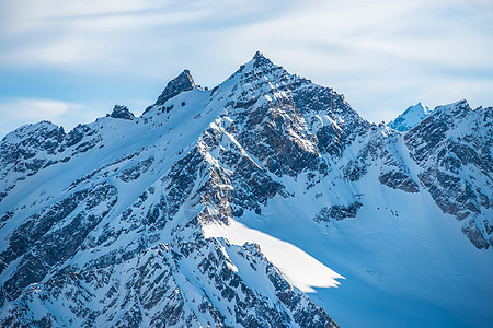 云中的蓝雪山 高度 顶峰 爬坡道 季节 单板滑雪图片