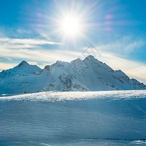 云中的蓝雪山 冬天 岩石 晴天 太阳 假期图片