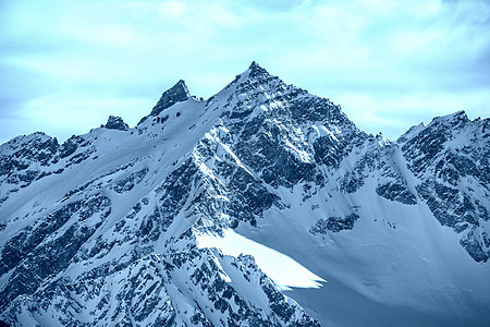 云中的蓝雪山 岩石 布鲁斯 旅游 冬天 晴天 阿尔卑斯山 寒冷的图片