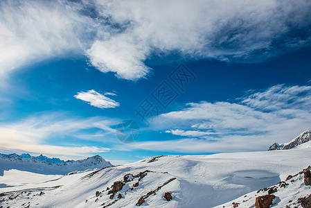 云中的蓝雪山 高山 美丽的 阿尔卑斯山 冰 滑雪 旅游 运动图片