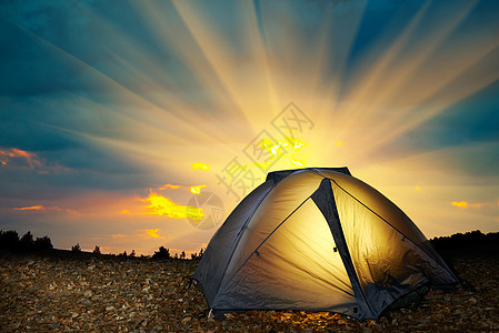 彩化黄色露营帐篷 旅游 假期 远足 睡眠 山图片