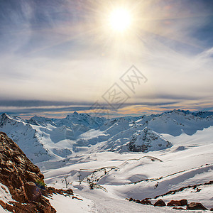 云中的蓝雪山 季节 风景 布鲁斯 天空 太阳 冰川 活动图片