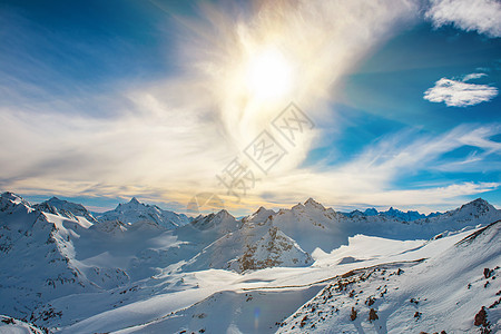 云中的蓝雪山 运动 寒冷的 单板滑雪 户外 晴天 冒险图片