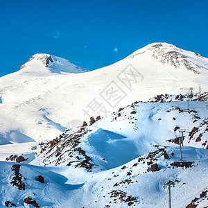 雪中埃尔布鲁斯山的两座山峰图片