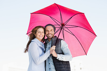 带着粉红色雨伞的快乐小情侣 夫妻 天气 微笑图片