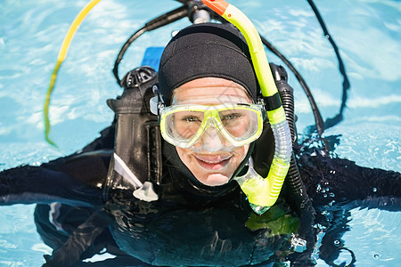 接受潜水训练的年轻妇女 水肺 游泳 快乐 氧气瓶 女性图片