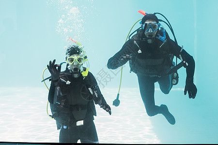 夫妻一起跳水潜水 一起练潜水 浮潜 假期 女士图片